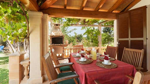 Villa Rufous Dining area