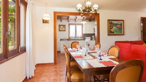 Villa Rufous Dining area