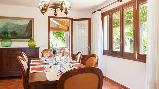 Villa Rufous Dining area