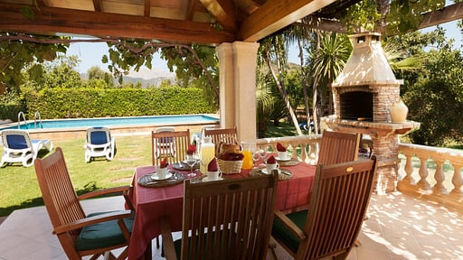 Villa Rufous Dining area