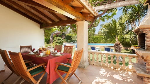 Villa Rufous Dining area