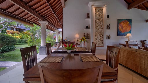 Villa Saba Garden Dining area