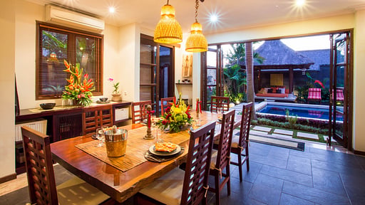 Villa Saffron Dining area
