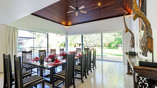 Villa Samakee Dining area