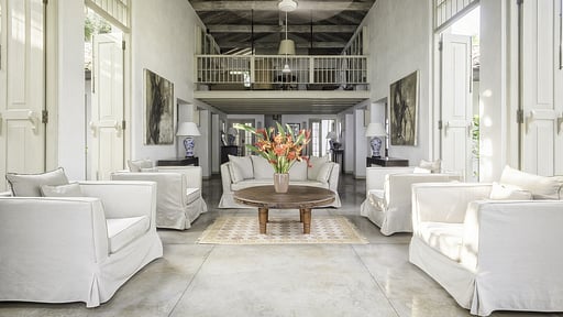 Villa Satin Doll Living room