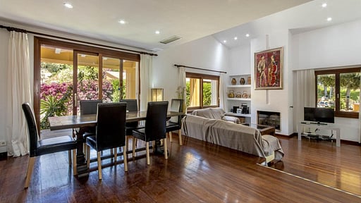 Villa Seal Dining area