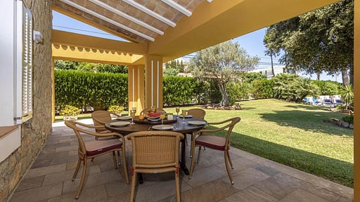 Villa Seal Dining area