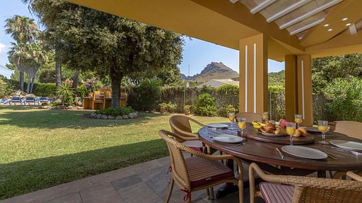 Villa Seal Dining area