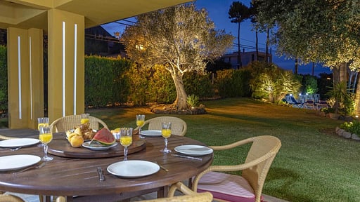 Villa Seal Dining area
