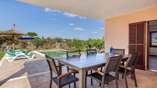 Villa Segue Nou Dining area
