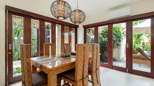 Villa Seriska Satu Seminyak Dining area