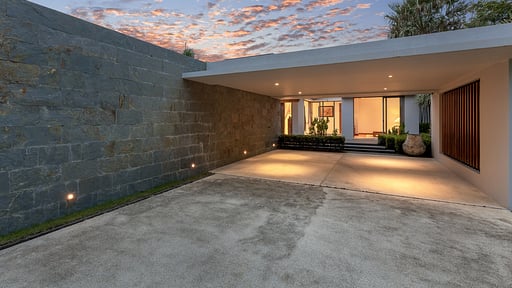 Villa Shyine Parking areas