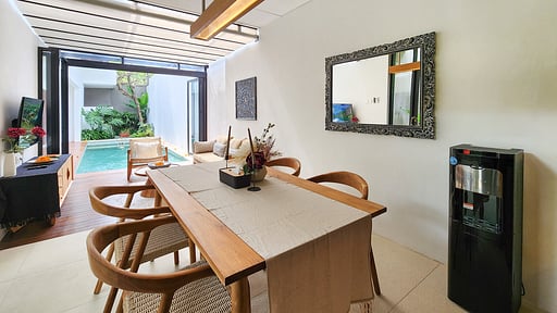 Villa Silk Dining area