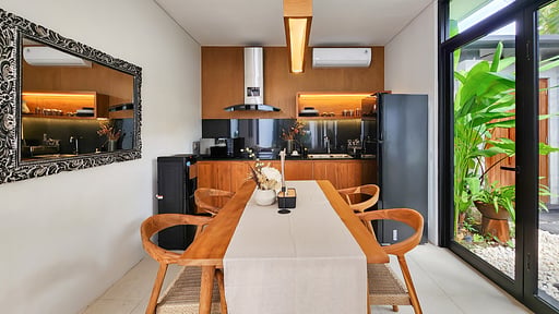 Villa Silk Dining area