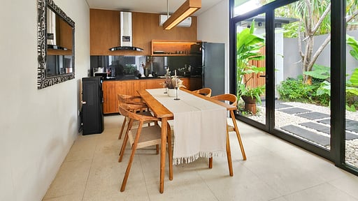 Villa Silk Dining area