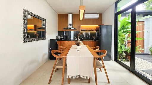 Villa Silk Dining area