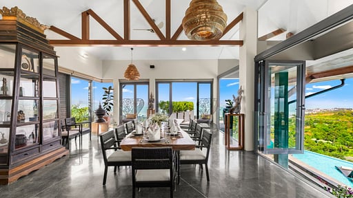 Villa Skyfall Dining area