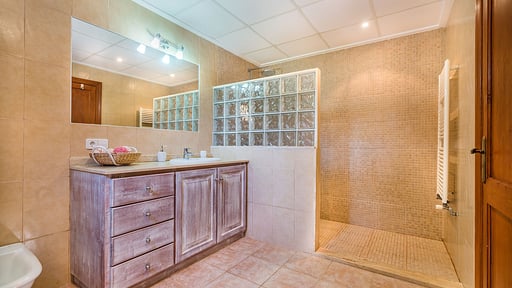 Villa Squash Bedroom 1