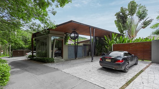 Villa Sunpao Parking areas