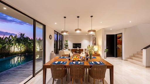 Villa Svarga Pabean Dining area