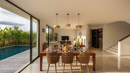 Villa Svarga Pabean Dining area