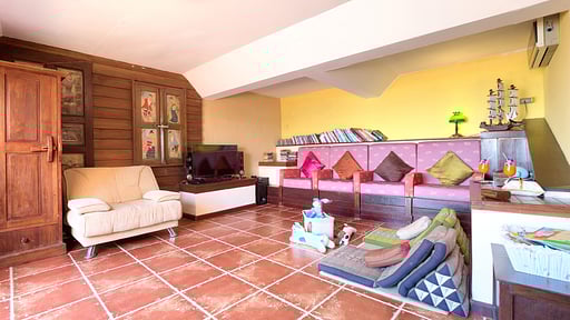 Villa Thai Teak Salon