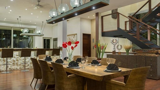 Villa The Luxe Dining area