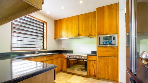 Villa Tiga Puluh Cocina