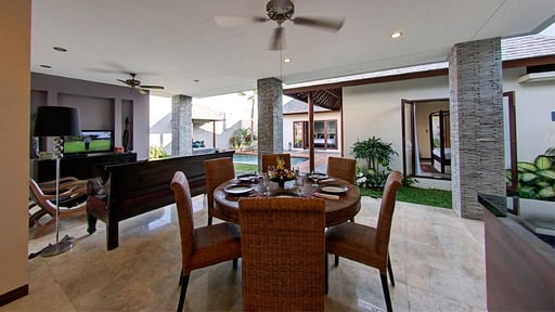 Villa Tomok Dining area