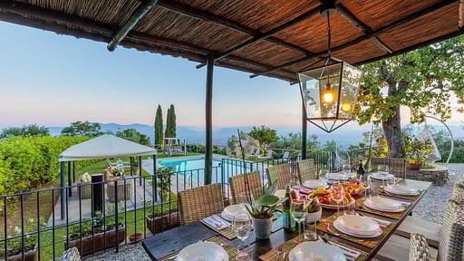 Tuscan Fizz Villa Dining area