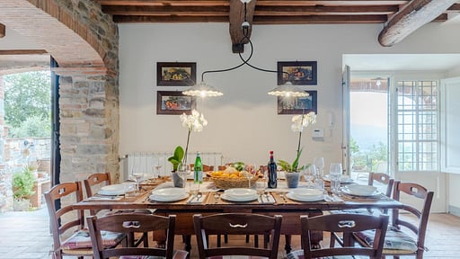 Tuscan Fizz Villa Dining area