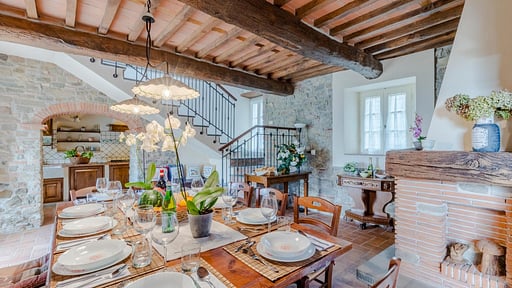 Tuscan Fizz Villa Dining area