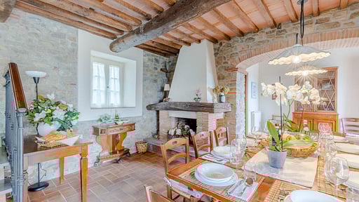 Tuscan Fizz Villa Dining area
