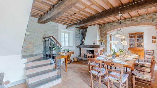 Tuscan Fizz Villa Dining area