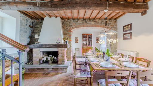 Tuscan Fizz Villa Dining area