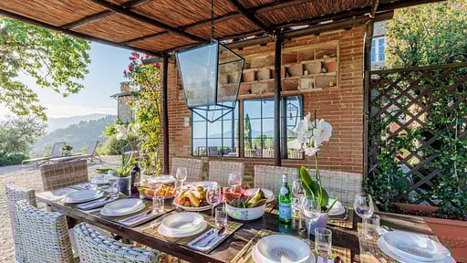 Tuscan Fizz Villa Dining area