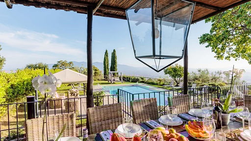 Tuscan Fizz Villa Dining area