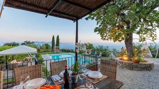 Tuscan Fizz Villa Dining area