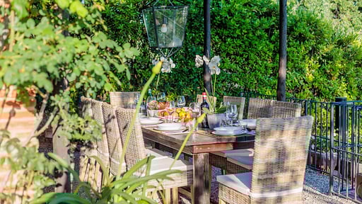 Tuscan Fizz Villa Dining area