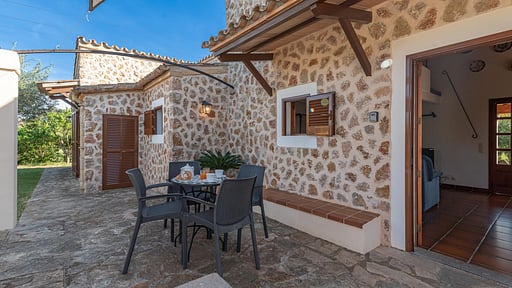 Villa Ullastre Dining area