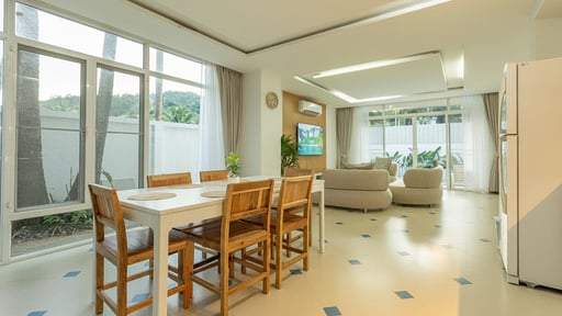 Villa V129 Nai Harn Обеденная зона