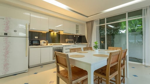 Villa V129 Nai Harn Обеденная зона