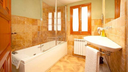 Villa Vadell Bedroom 1