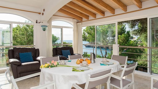 Villa Valenti Dining area