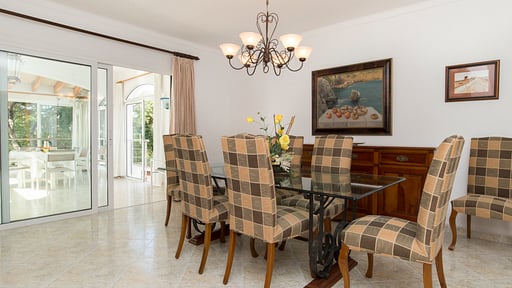 Villa Valenti Dining area