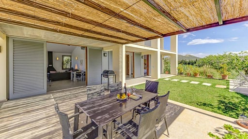 Villa Vertent Dining area