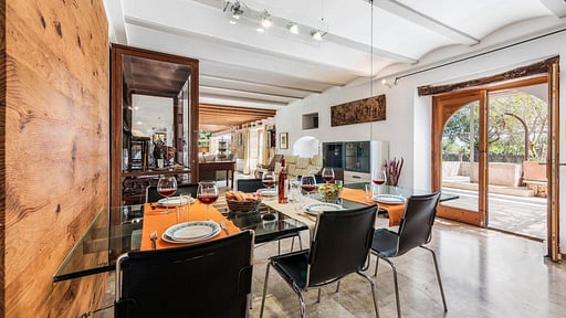 Villa Vista White Dining area