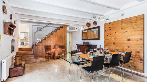 Villa Vista White Dining area