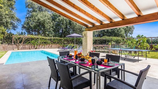 Villa Vista White Dining area