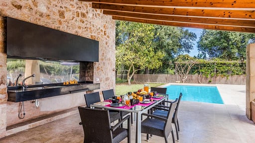 Villa Vista White Dining area